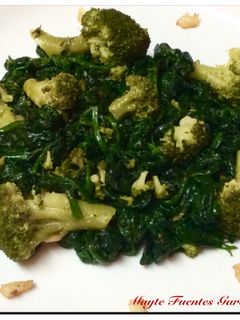 Una foto de Espinacas y brócoli al ajillo