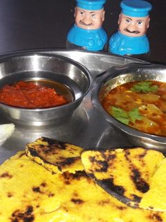 मक्की की रोटी,काचरे की सब्जी और टमाटर लहसुन की चटनीmakki ki roti.kachre ki sabji recipe in hindi) रेसिपी मुख्य फोटो