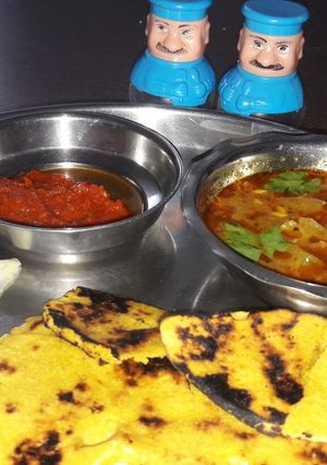 मक्की की रोटी,काचरे की सब्जी और टमाटर लहसुन की चटनीmakki ki roti.kachre ki sabji recipe in hindi) रेसिपी मुख्य फोटो
