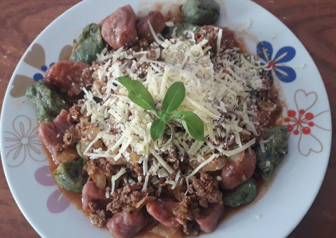 Ñoquis mixtos con salsa boloñesa