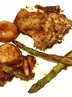 Una foto de Lomos de conejo a la mandarina y salsa al pesto con guarnición