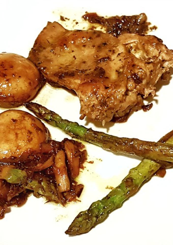 Una foto de Lomos de conejo a la mandarina y salsa al pesto con guarnición