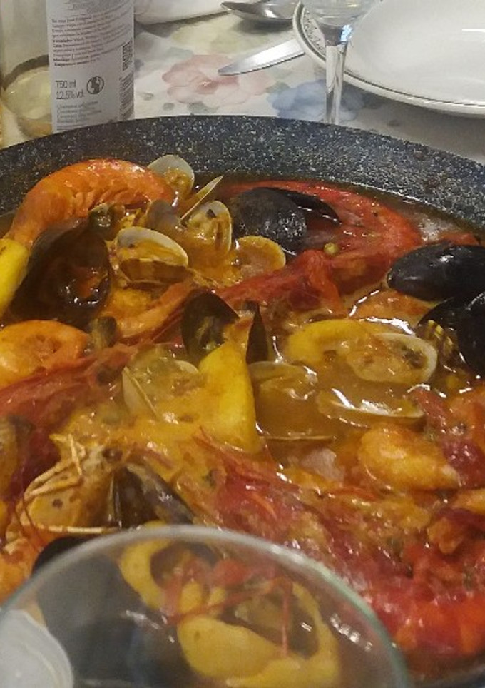 Una foto de Zarzuela de pescados y mariscos