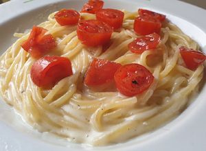 Foto di Pasta in crema di parmigiano e pepe con pomodorini