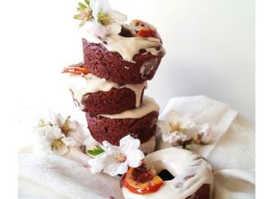Una foto de Donuts de chocolate glaseados con naranjas sanguinas