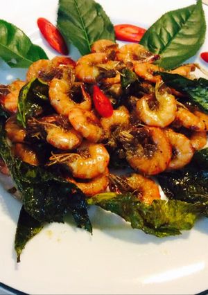 Hình của món Tép đất rang lá trà xanh.