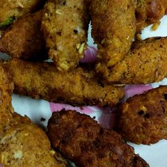 A picture of White cheese and chicken fritters.