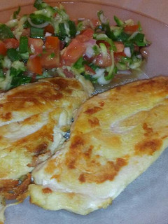 Una foto de Bife de pollo con ensalada