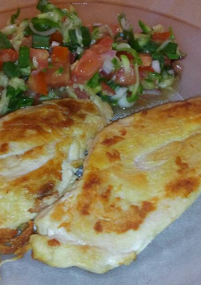 Una foto de Bife de pollo con ensalada