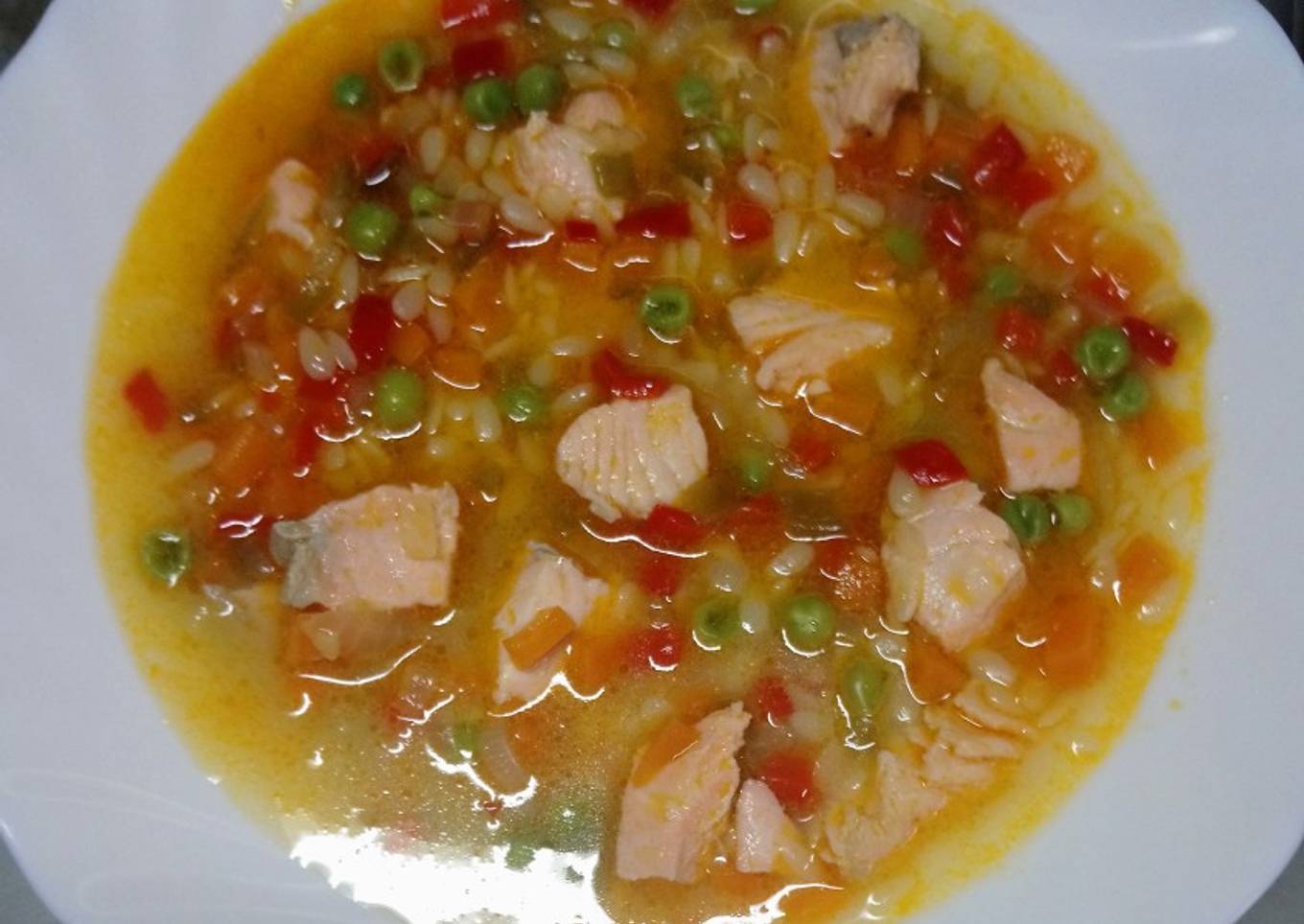 Sopa de verduras y salmón