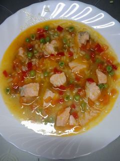 Una foto de Sopa de verduras y salmón