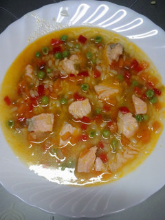 Una foto de Sopa de verduras y salmón