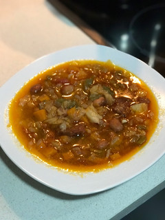 Una foto de Puchero de alubias canela