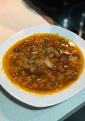 Una foto de Puchero de alubias canela