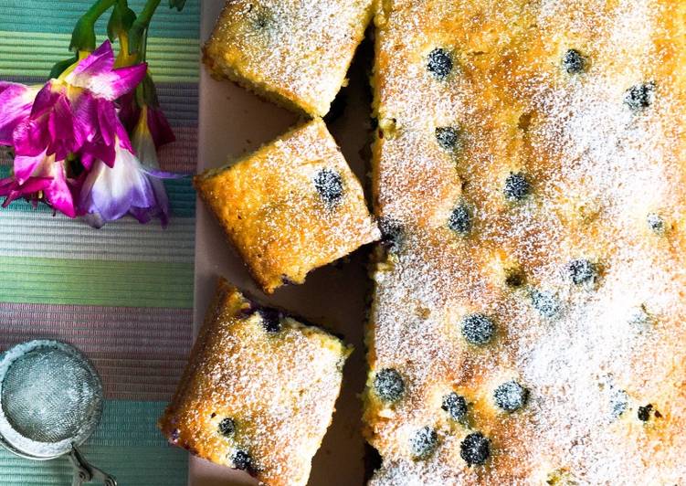 Bolo de limão e mirtilos