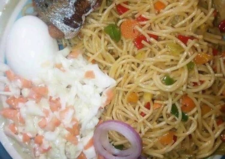 Spagetti wirh coleslaw and boiled egg