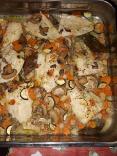 Una foto de Filete de panga con verduras y salsa de vino