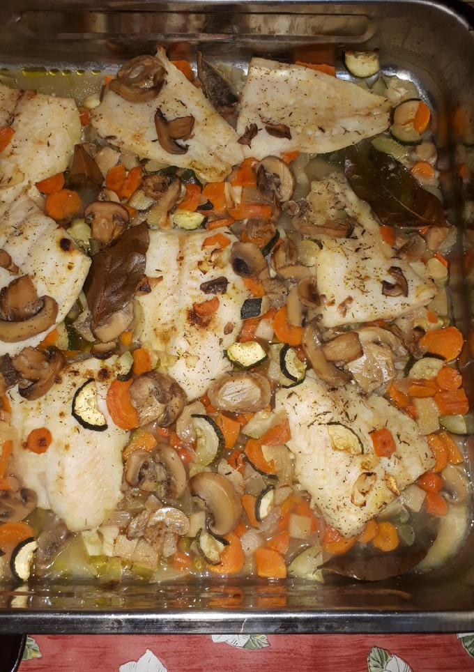 Una foto de Filete de panga con verduras y salsa de vino
