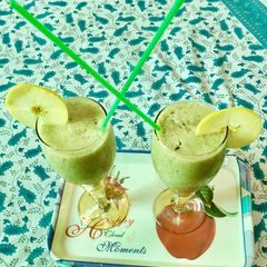 A picture of Green Apple Kiwi shake.