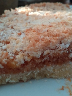 Una foto de Torta de coco con dulce de leche