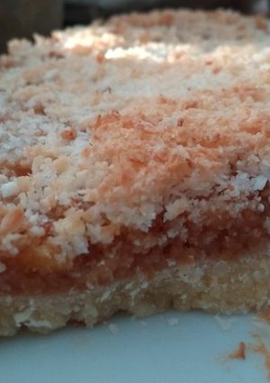 Una foto de Torta de coco con dulce de leche