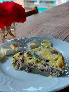 Una foto de Pastel de calabacín y cebolla al microondas