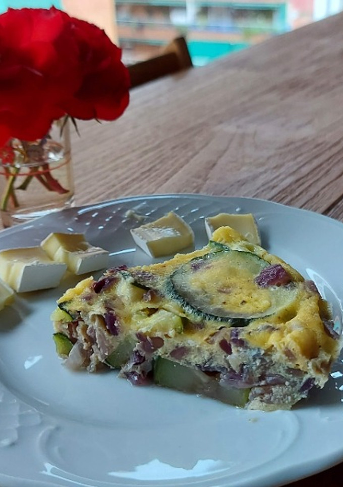 Una foto de Pastel de calabacín y cebolla al microondas