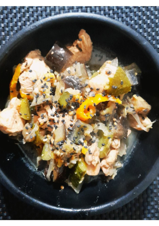 Una foto de Pollo agridulce y verduras al wok 🥣
