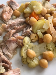 Una foto de Pollo al horno con verduras y garbanzos