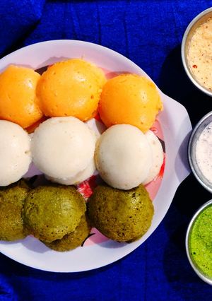 तिरंगी इडली (tiranga idli recipe in marathi) रेसिपी चे मुख्य फोटो 