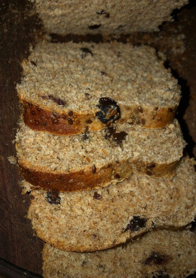 Una foto de Pan integral con pasas de uva😋