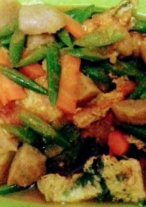 Foto resep Telur Orak Arik topping Buncis Bakso Wortel