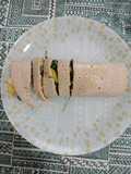 Crepes de trigo sarracenos relleno de espinacas baby, calabacín y cebolla con pollo y queso vegano