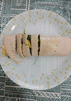 Una foto de Crepes de trigo sarracenos relleno de espinacas baby, calabacín y cebolla con pollo y queso vegano