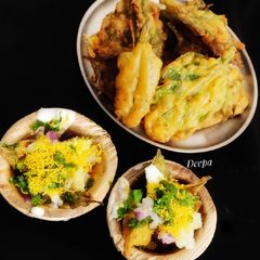 A picture of Palak (Spinach) Pakoda Chaat.