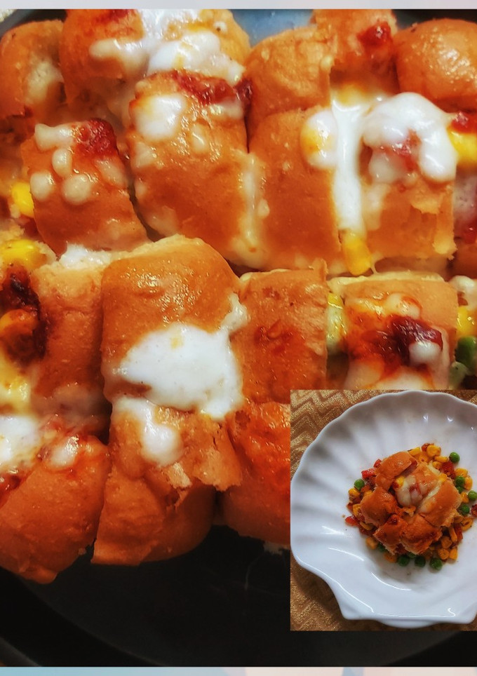 वेजिटेबल चीजी पाव (Vegetable cheesy pav recipe in Hindi) रेसिपी मुख्य फोटो