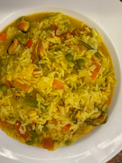 Una foto de Arroz con mejillones y curry