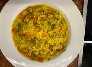 Una foto de Arroz con mejillones y curry