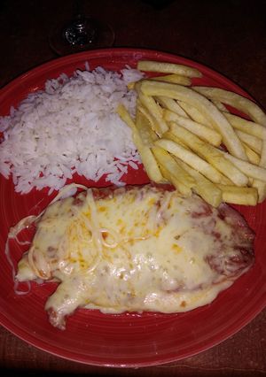 Una foto de Bondiola de cerdo a la pizza con guarnición