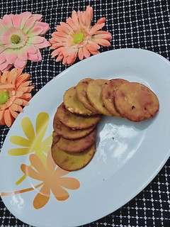 आटे की मीठी मठरी (Aate ki meethi mathri recipe in hindi) रेसिपी मुख्य फोटो