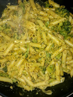 Una foto de Penne con brócoli en salsa de cúrcuma