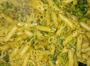Foto principal de Penne con brócoli en salsa de cúrcuma
