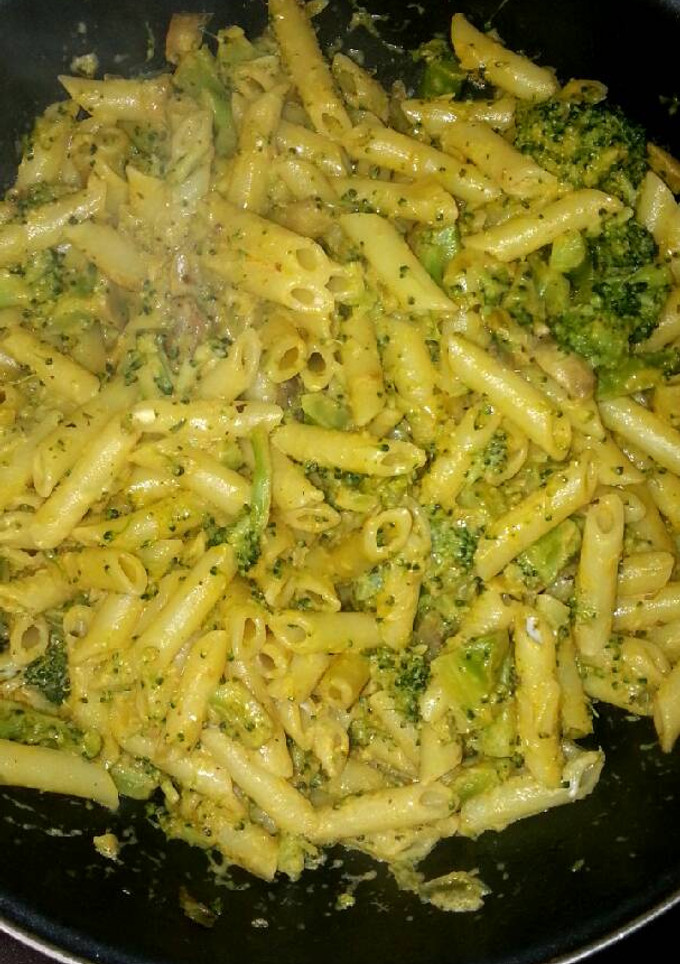 Una foto de Penne con brócoli en salsa de cúrcuma