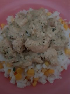 Tejszínes- tárkonyos pulykamell ragu kukoricás rizzsel recept fotója