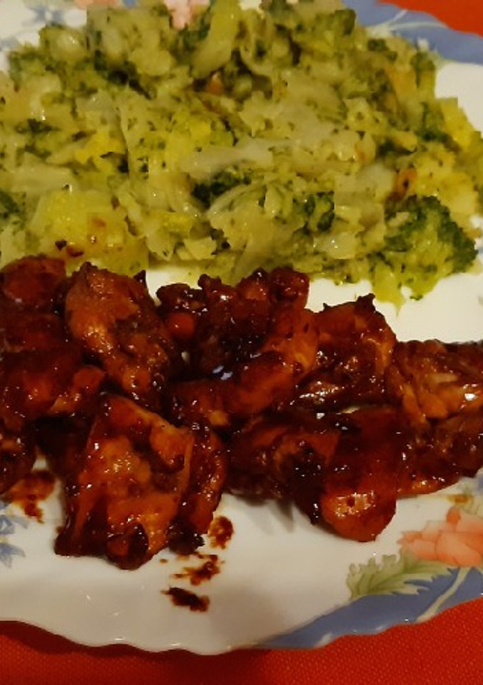 Una foto de Pollo cocinado en soja con verduras rehogadas
