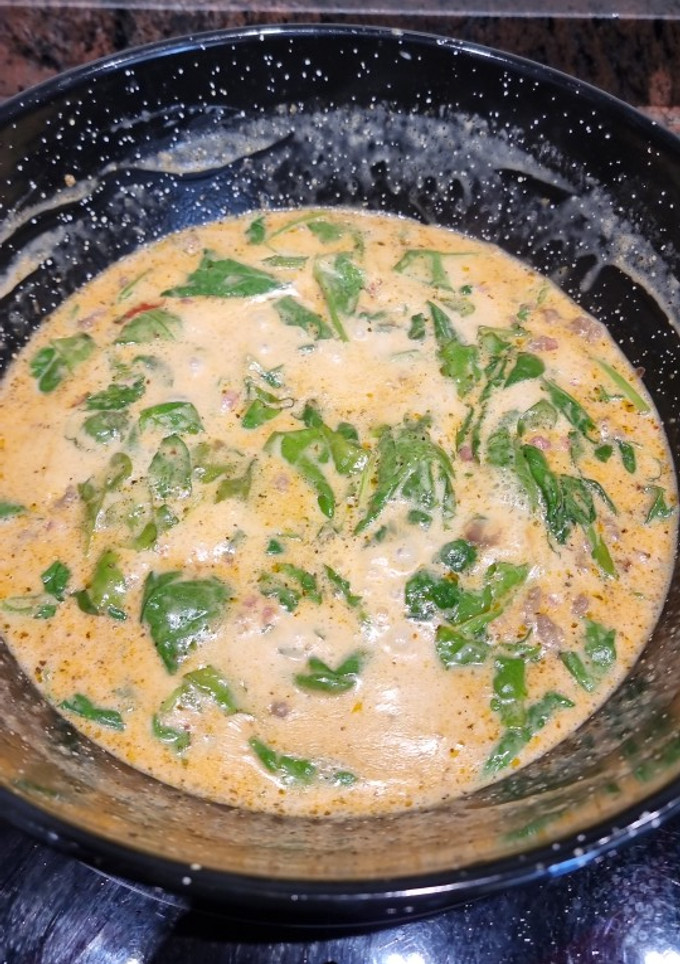 Una foto de Crema leche evaporada con carne y espinacas (a mi modo) 😋