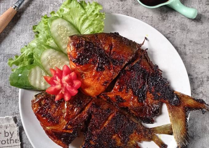 Resep Ikan Bawal Bakar Kecap Oleh Mama Queen Cookpad