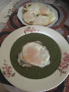 Spenótfőzelék tükörtojással recept fotója