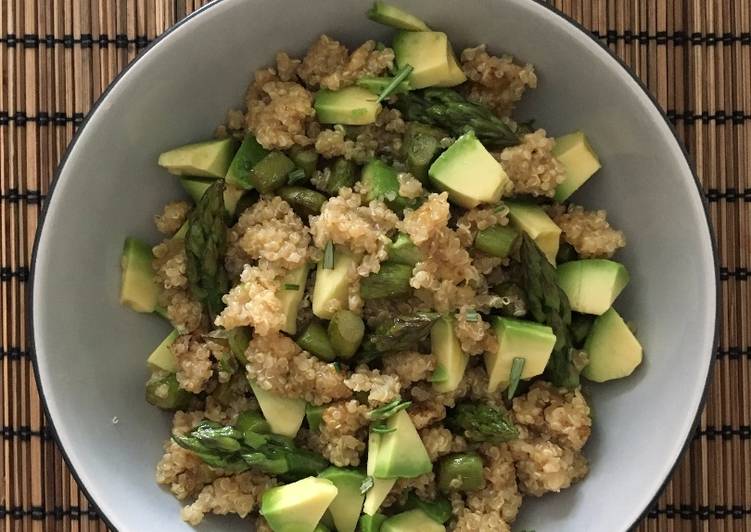 Quinoa avocado e asparagi