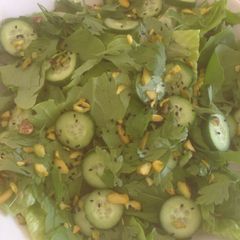 A picture of Czengreensalad with pistachios nut.